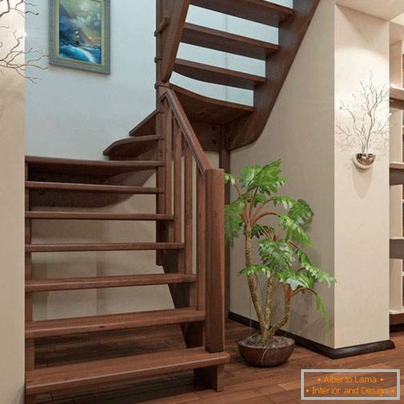 Escalier en bois avec plusieurs travées dans une maison privée