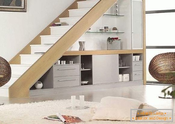 Conception d'escaliers dans une maison privée - photo avec mobilier intégré