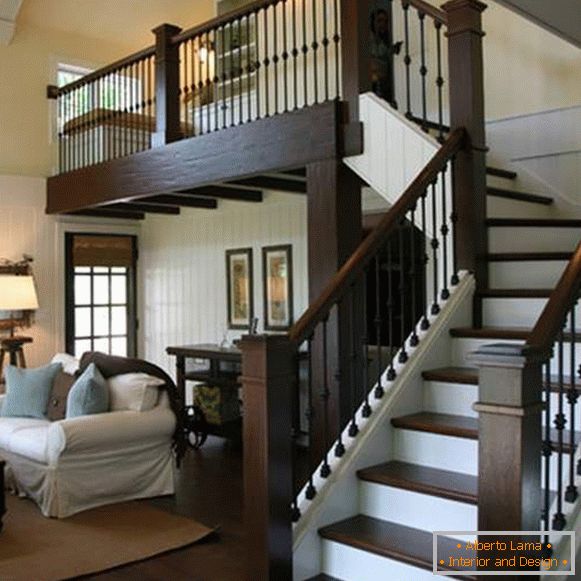 Belle conception d'escalier dans une maison privée avec des mains courantes en bois