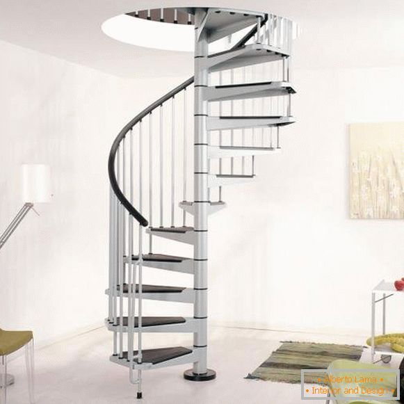 Hélicoïdale лестница в частном доме из металла с покрытием ступеней