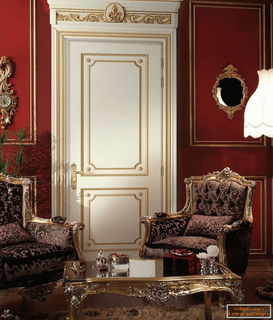 Chambre de style classique avec porte lumineuse