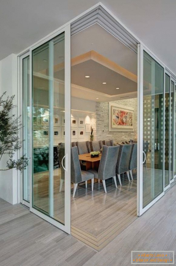 Portes intérieures coulissantes en verre du compartiment - photo de la pièce