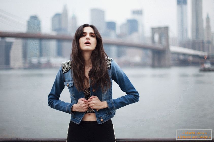 Portrait d'une fille à l'arrière-plan du pont de Brooklyn
