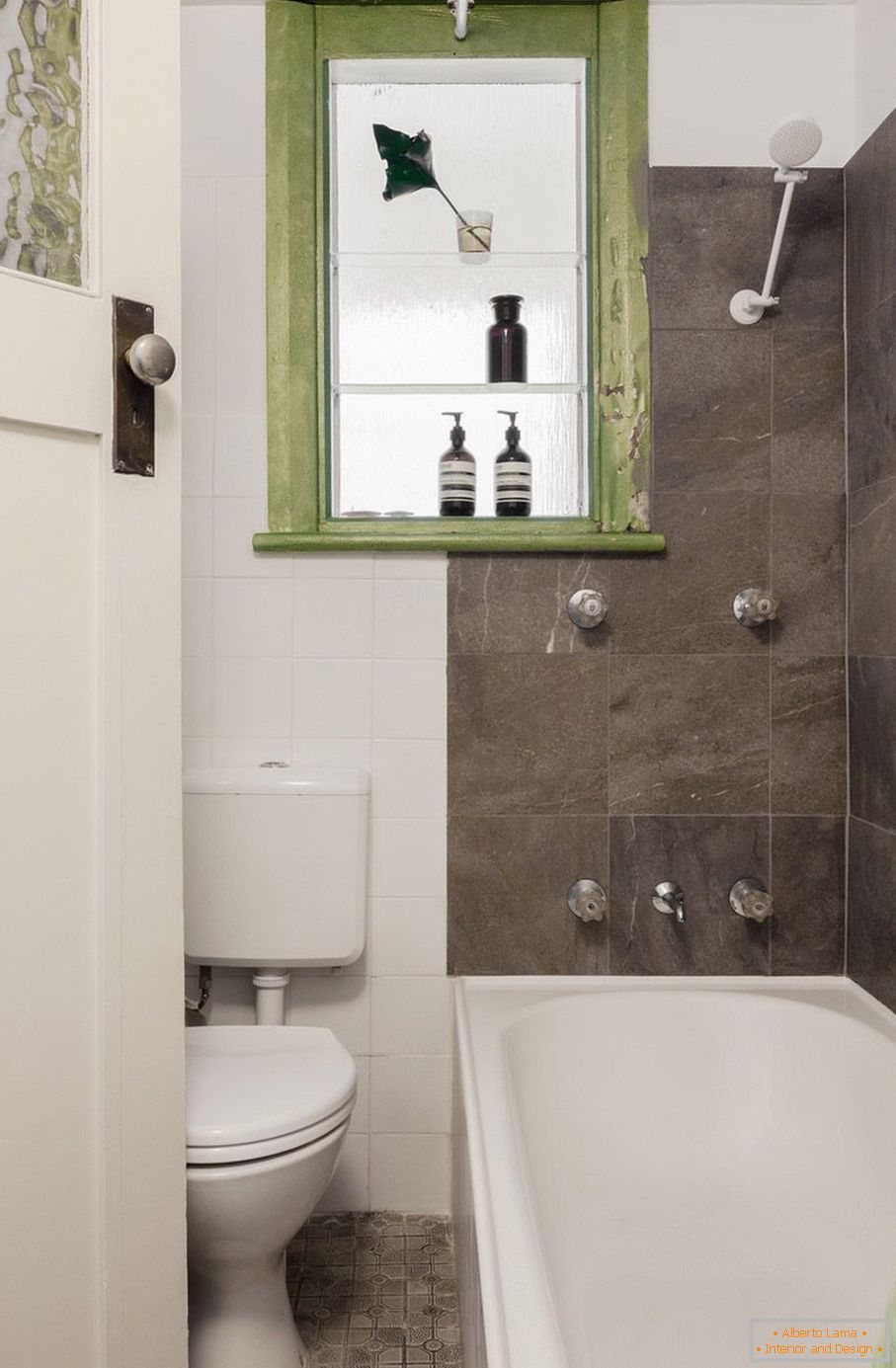 Accents verts dans une salle de bain noire et blanche