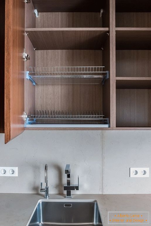 Cabinet pour la vaisselle dans la cuisine avec l'effet de l'illusion d'optique