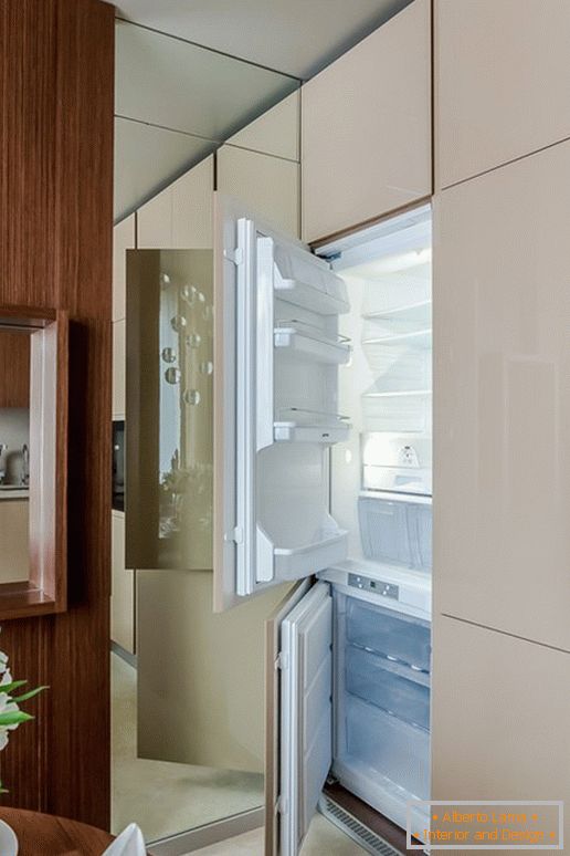 Réfrigérateur dans la cuisine avec l'effet de l'illusion d'optique