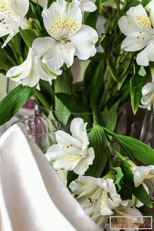 Bouquet de fleurs dans la cuisine avec l'effet de l'illusion d'optique