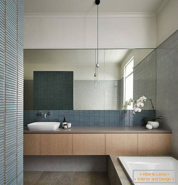 salle de bain bleue dans un style moderne