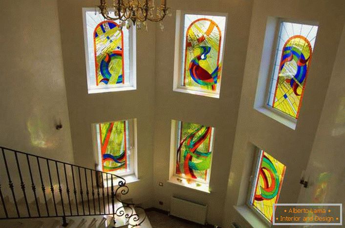 Décoration luxueuse de fenêtres avec vitraux. Plusieurs éléments sont réunis dans une seule image. 