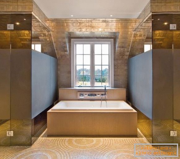 Photo de la douche dans la salle de bain avec des cloisons vitrées