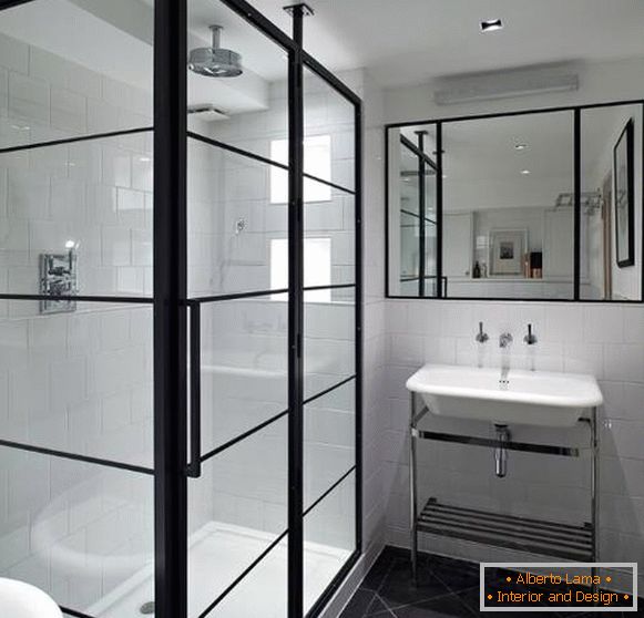 Intérieur de salle de bain noir et blanc avec cabine de douche