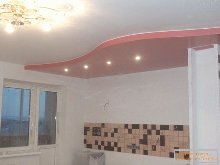 Plafond classique à deux niveaux dans les couleurs rouge-blanc pour une cuisine spacieuse.