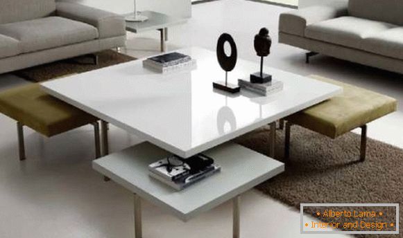 Un ensemble de meubles: une table et des chaises