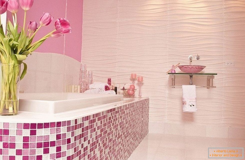 Salle de bain en rose avec mosaïque