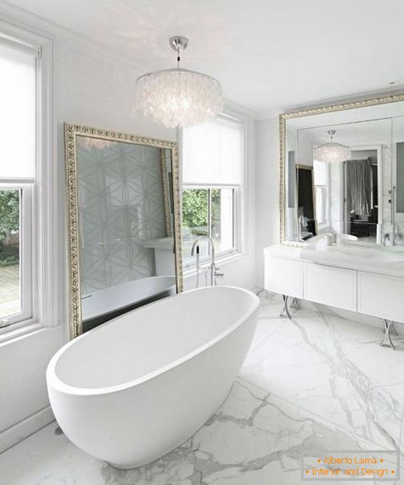 Salle de bain blanche avec décor doré