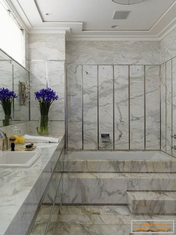 Salle de bain entièrement en marbre