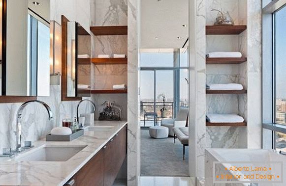 La combinaison de marbre et de bois dans la salle de bain
