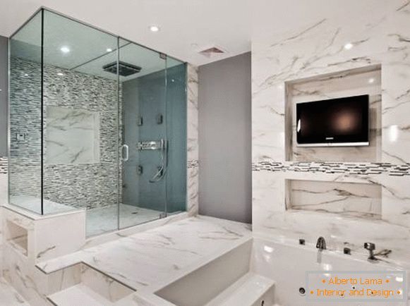 La combinaison de marbre et de carrelage dans la salle de bain