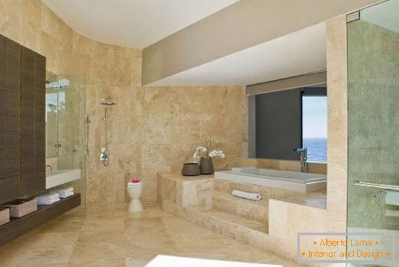 Design de salle de bain avec des carreaux de marbre