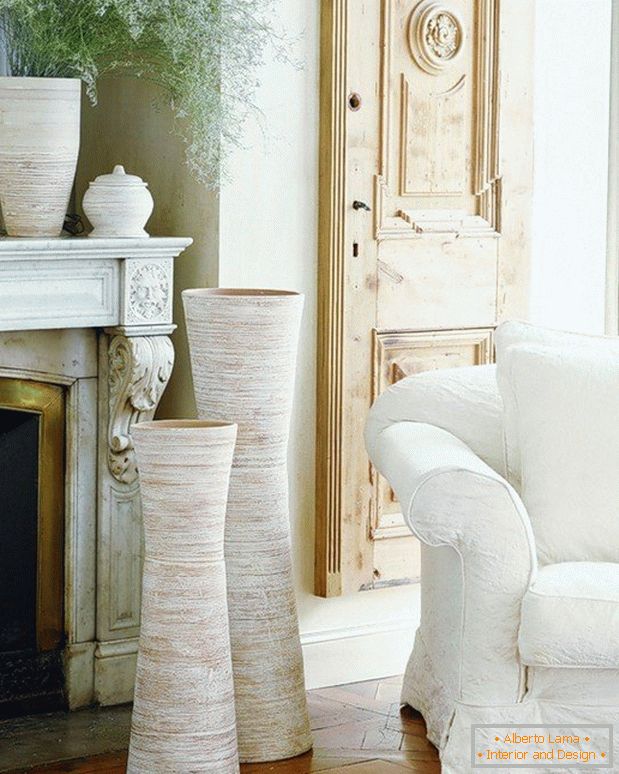 Salon avec cheminée vases