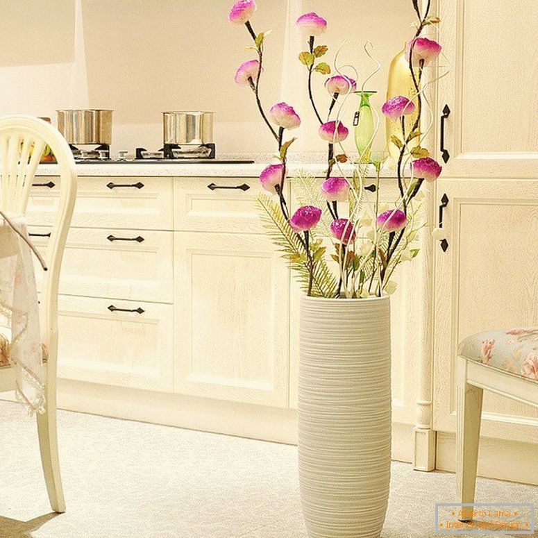 Vase avec des fleurs dans la cuisine