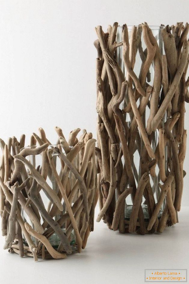 Placage du vase avec des branches torsadées