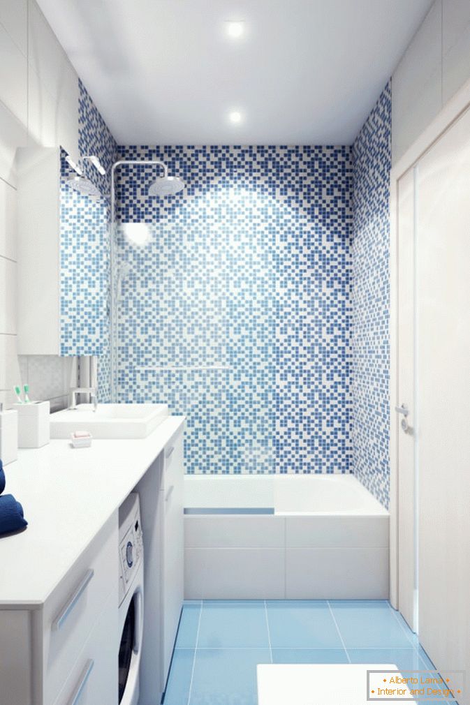 Salle de bain blanche et bleue d'un petit studio en Russie