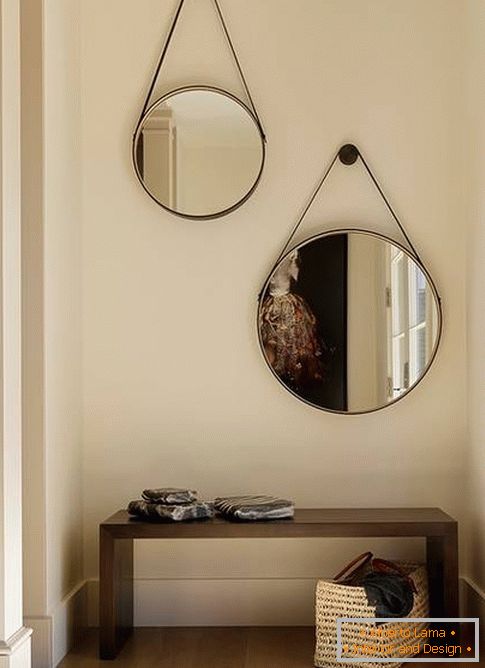 Miroirs ronds dans le couloir - design photo dans un style moderne