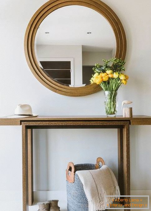 Miroir rond dans le couloir avec garniture en bois