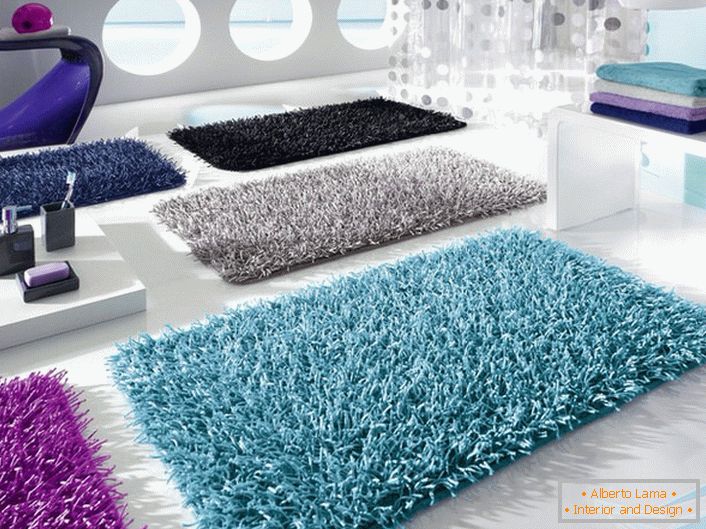 Les tapis de bain aux couleurs vives peuvent être utilisés non seulement pour effectuer des tâches pratiques, mais aussi pour créer une atmosphère confortable et agréable.