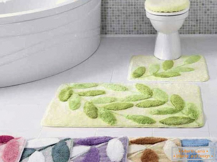Pour la conception des tapis de bain sont utilisés dans une solution de couleur unique. Le même design rend l'image de l'intérieur complète et élégante.