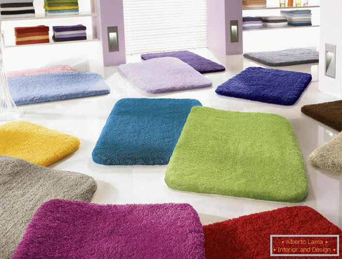 La conception universelle du tapis pour une salle de bain avec une pile haute permet de l'utiliser dans n'importe quelle salle de bain. L'essentiel est de déterminer correctement la couleur.