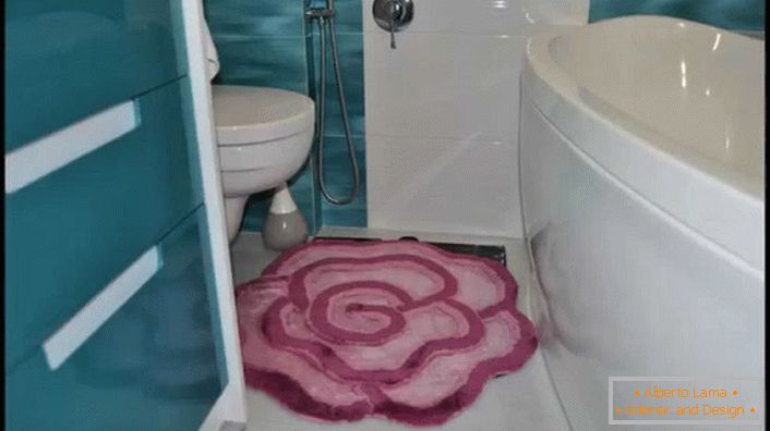 Tapis en forme de rose tendre pour une petite salle de bain. 