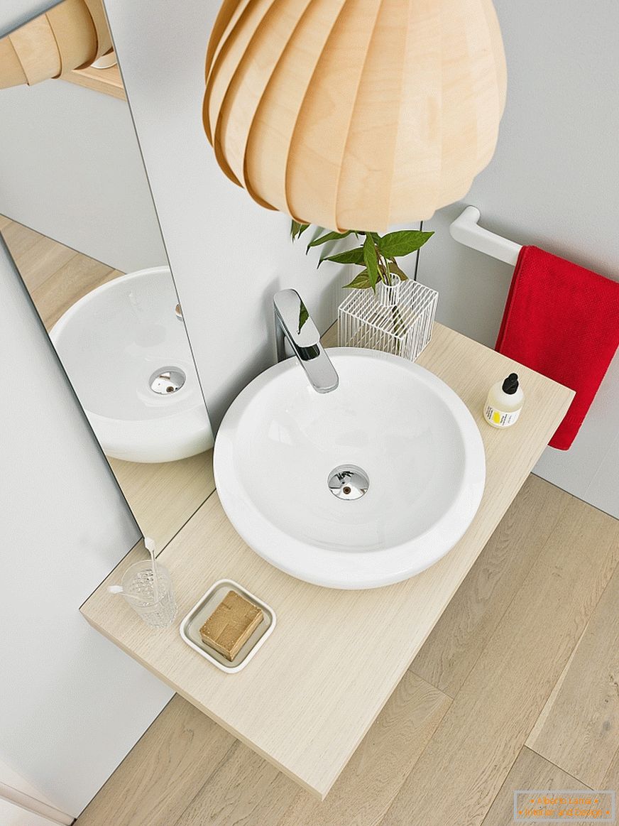 Lavabo rond à l'intérieur d'une petite salle de bain