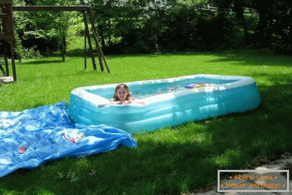 Un petit bassin pour enfants - photo d'une piscine gonflable