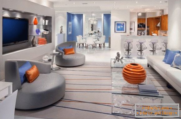La combinaison de l'orange et du bleu dans le salon gris