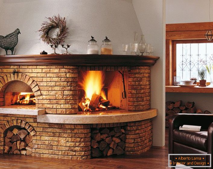 Le foyer-cheminée en briques est équipé de compartiments de rangement pour le bois de chauffage. Une solution de conception intéressante pour le couloir d'une maison ou d'une salle.