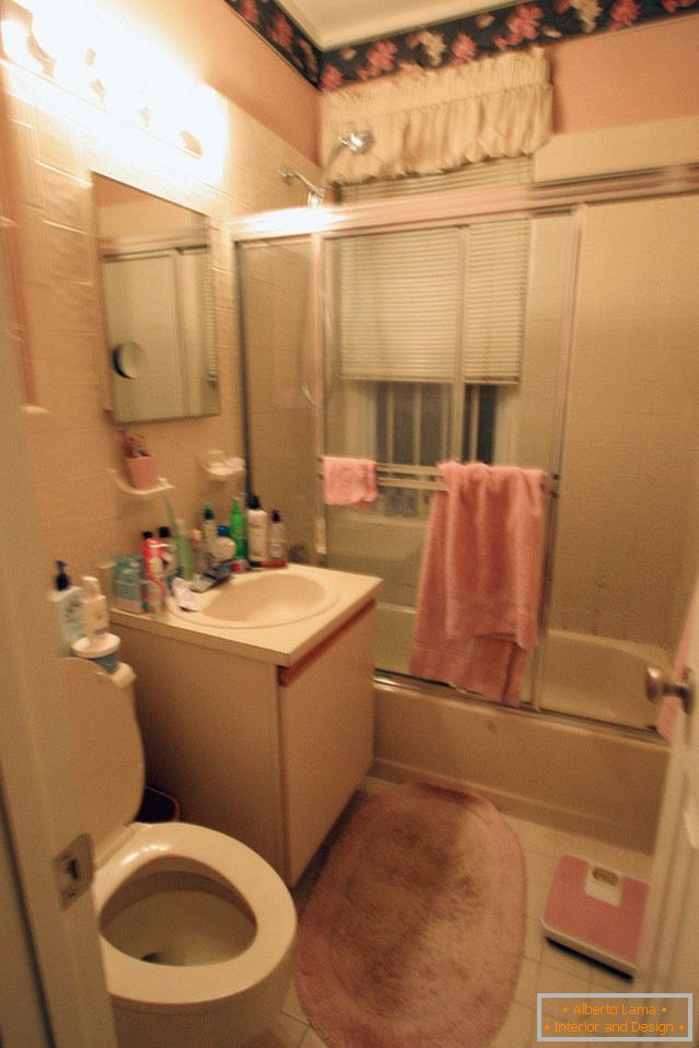 Intérieur d'une petite salle de bain avant réparation