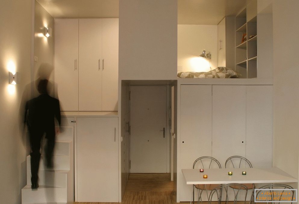 Mobilier blanc dans un petit appartement