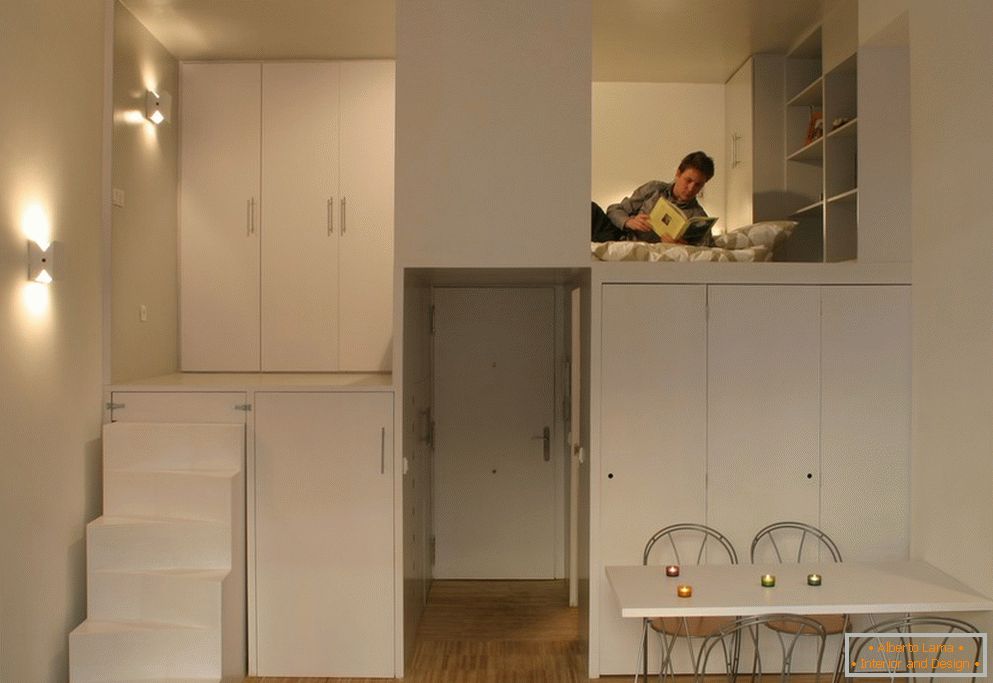 Mobilier blanc dans un petit appartement