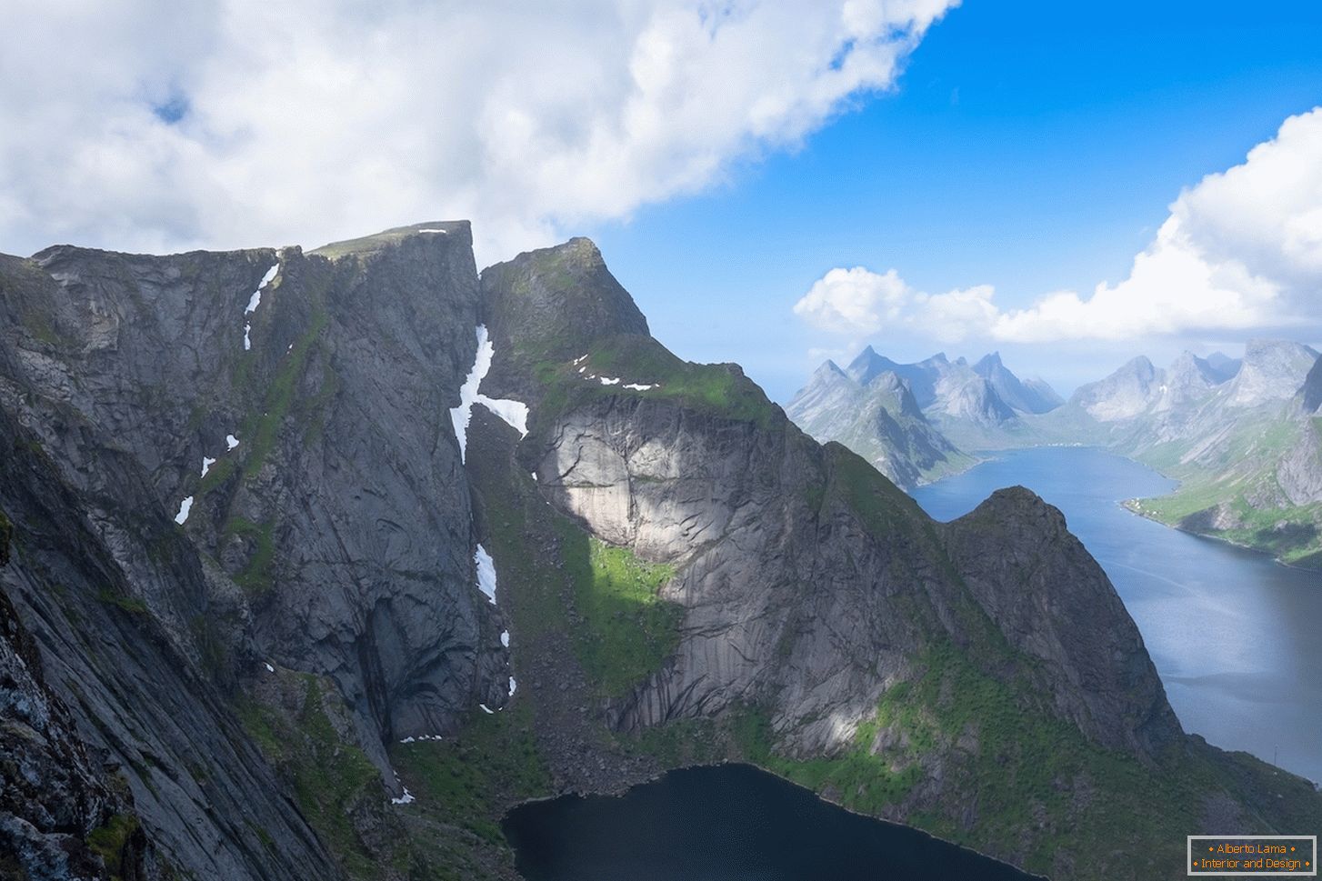 Une vue inoubliable d'une vue plongeante sur les montagnes de Norvège