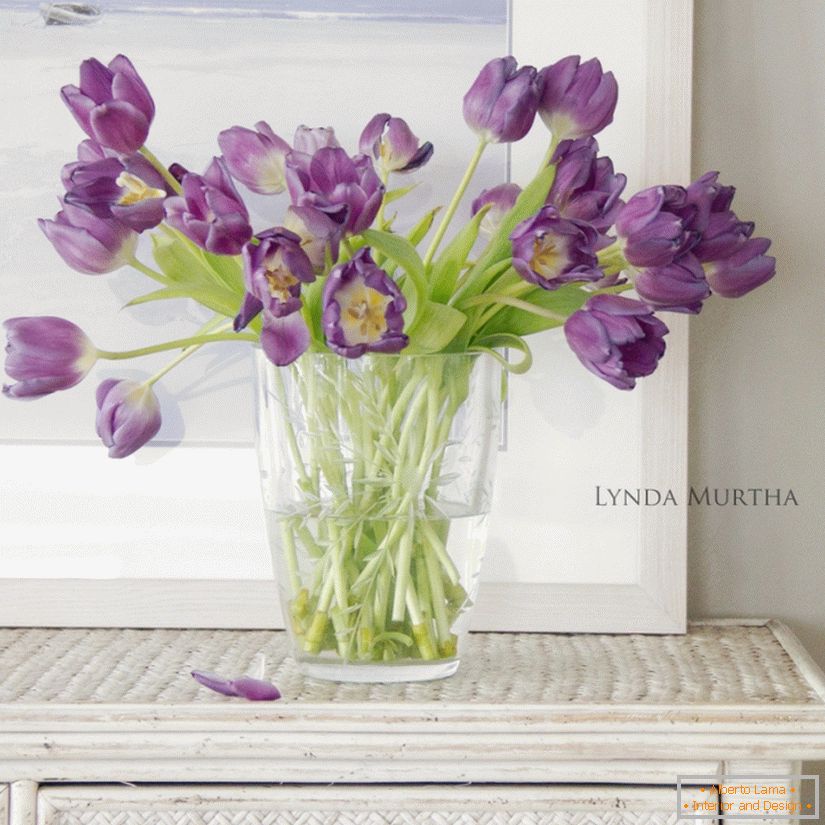 Un bouquet de tulipes sur la table
