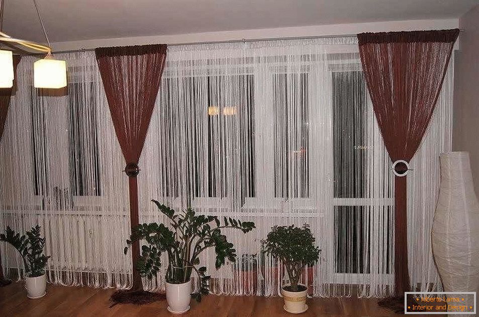 Rideaux de filaments foncés et clairs sur la fenêtre