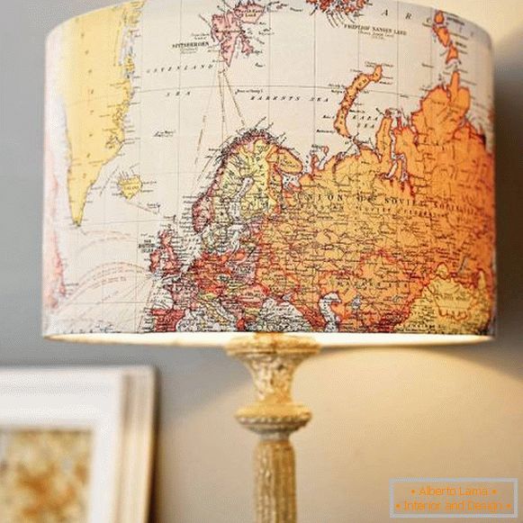 Lampe de table à partir d'une carte