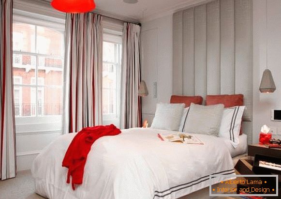 Un lit avec une tête de lit haute et douce - une photo dans un style moderne