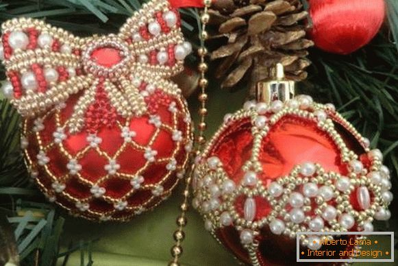 Comment décorer une boule de Noël - photo avec des perles