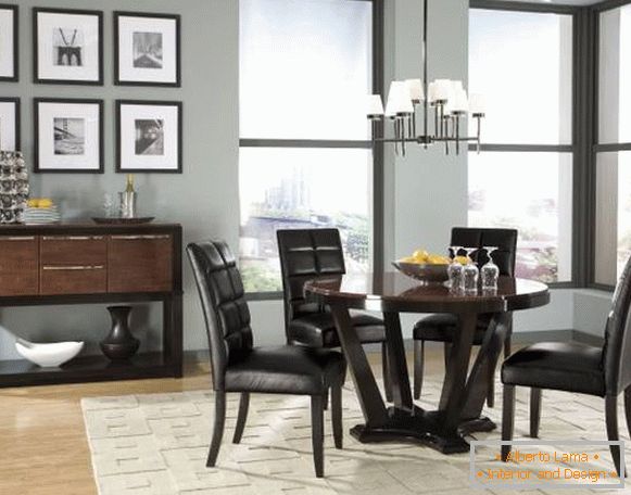 Table ronde élégante avec chaises en cuir