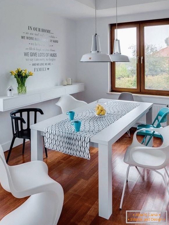 Table à manger blanche et chaises multicolores