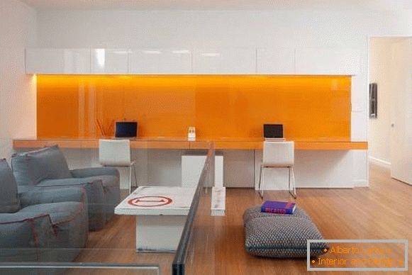 home-office-avec-orange-elements
