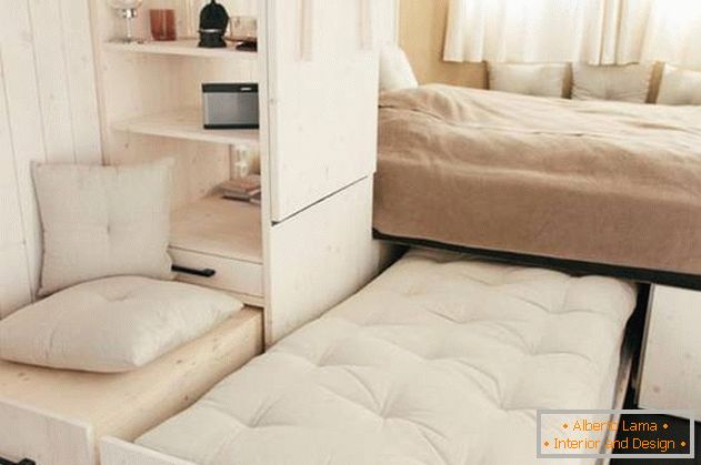 Agencement interne d'une petite maison: дополнительная кровать в спальне